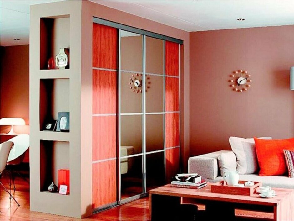 Блестящий шкаф