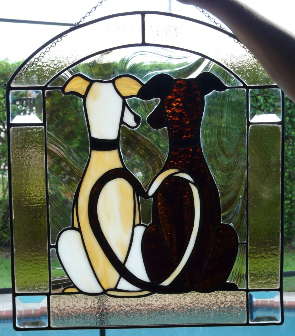 Витражи на стекле собака