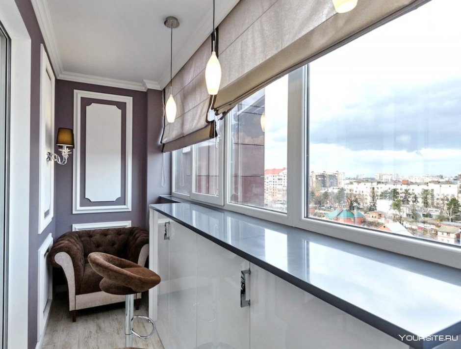 Барная стойка на балконе с панорамным остеклением