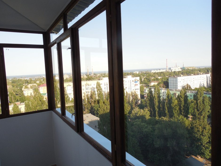 Темное остекление балкона