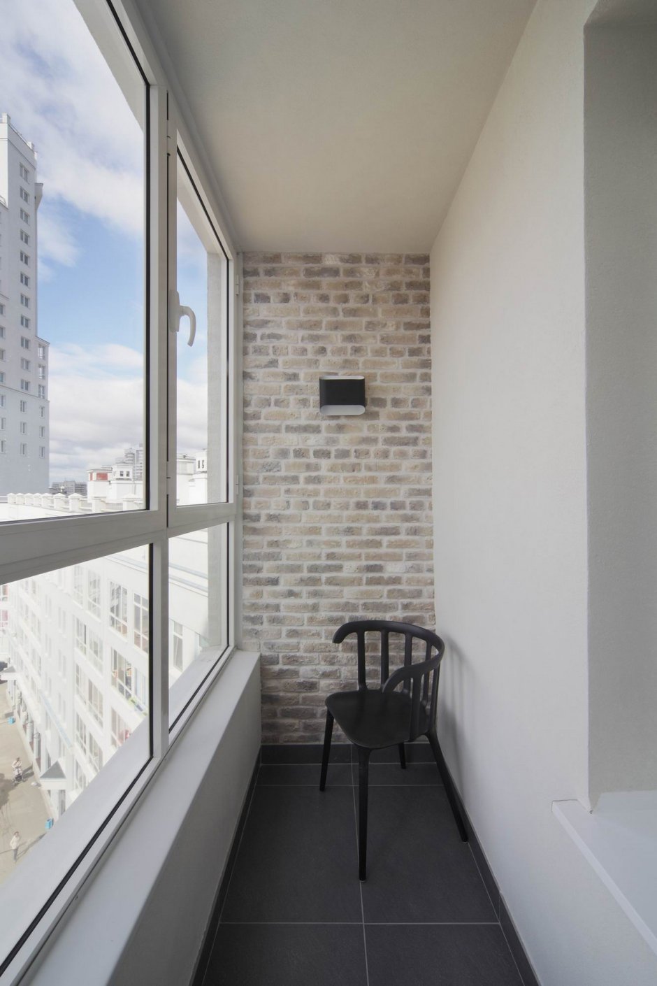 Серый кирпичный балкон