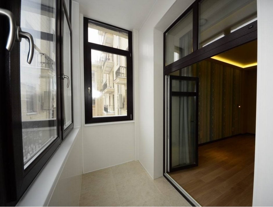 Балкон с черными окнами