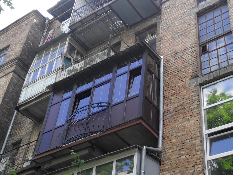 Черный балкон снаружи