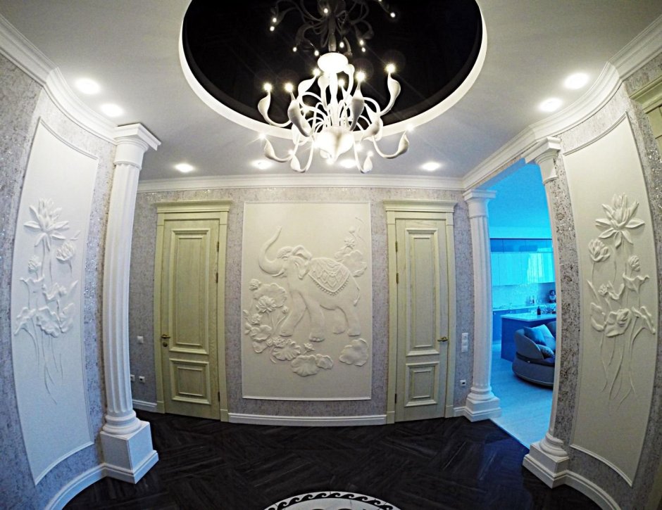 Барельеф на стене в спальне