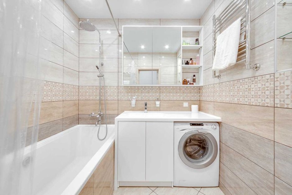 Ванная без туалета в светлых тонах