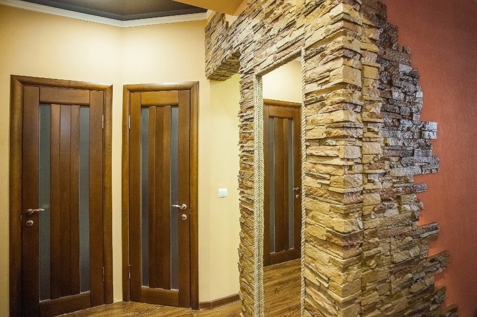 Отделка декоративным камнем в квартире