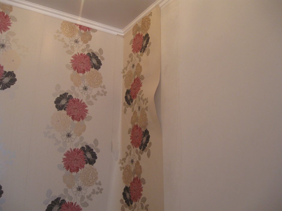 Криво наклеенные обои