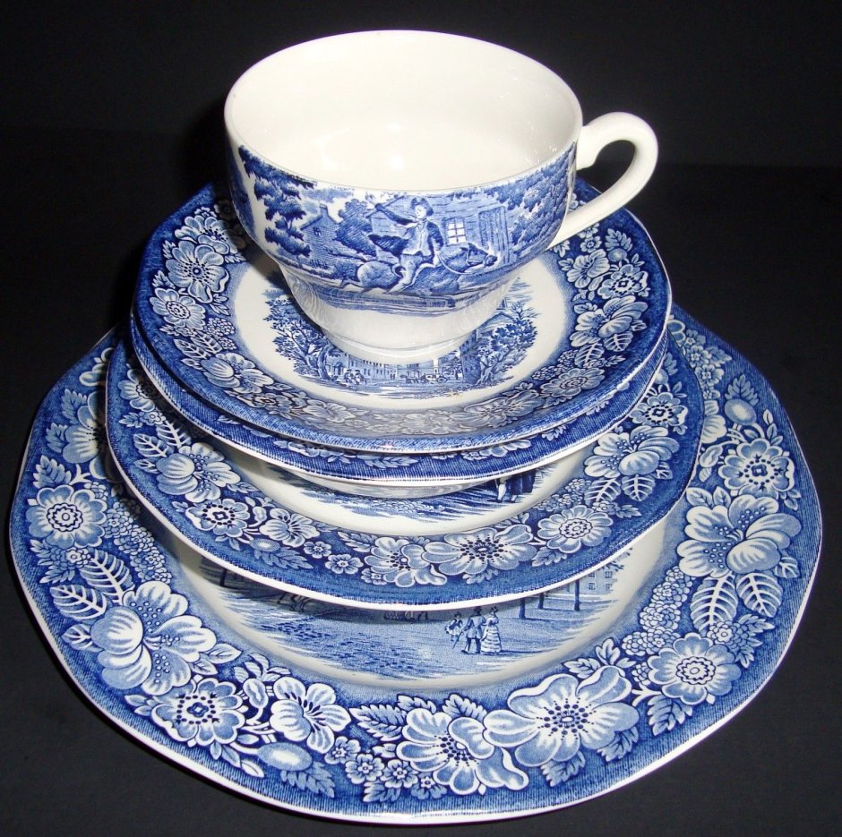 Синяя фарфоровая посуда