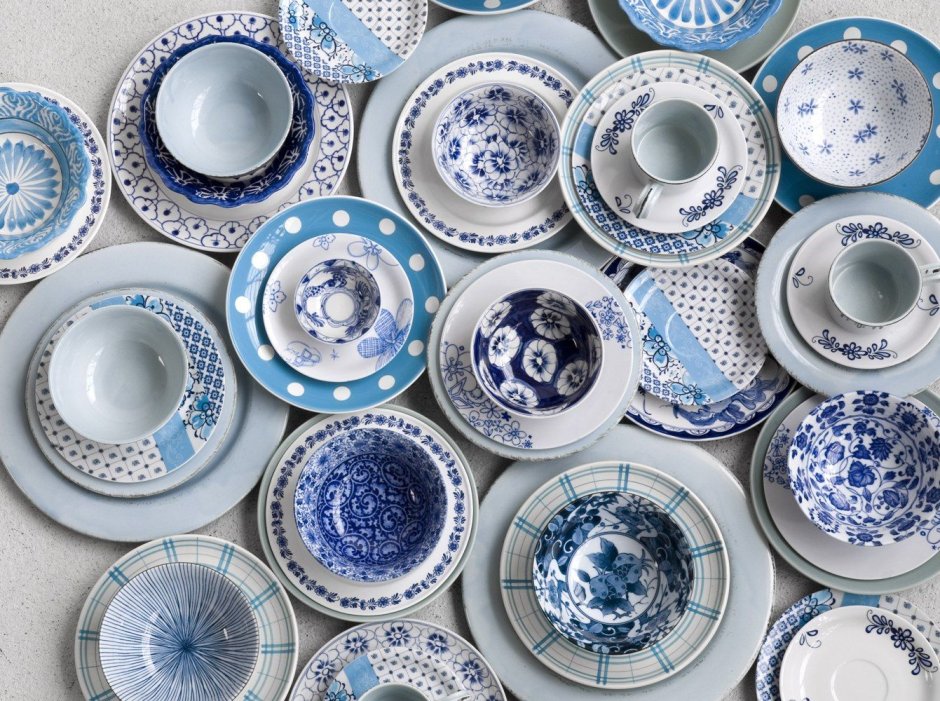 Бело голубой фарфор