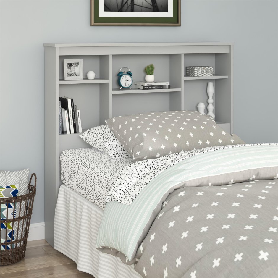 Кровать с полками в изголовье