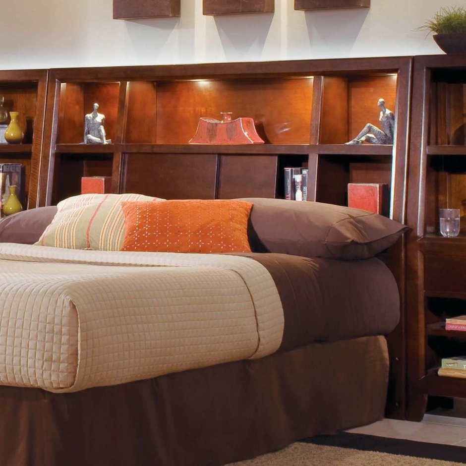 Кровать с полками в изголовье