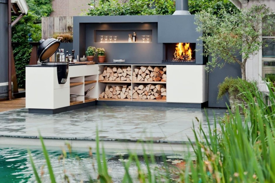 Зона отдыха с мангалом и беседкой