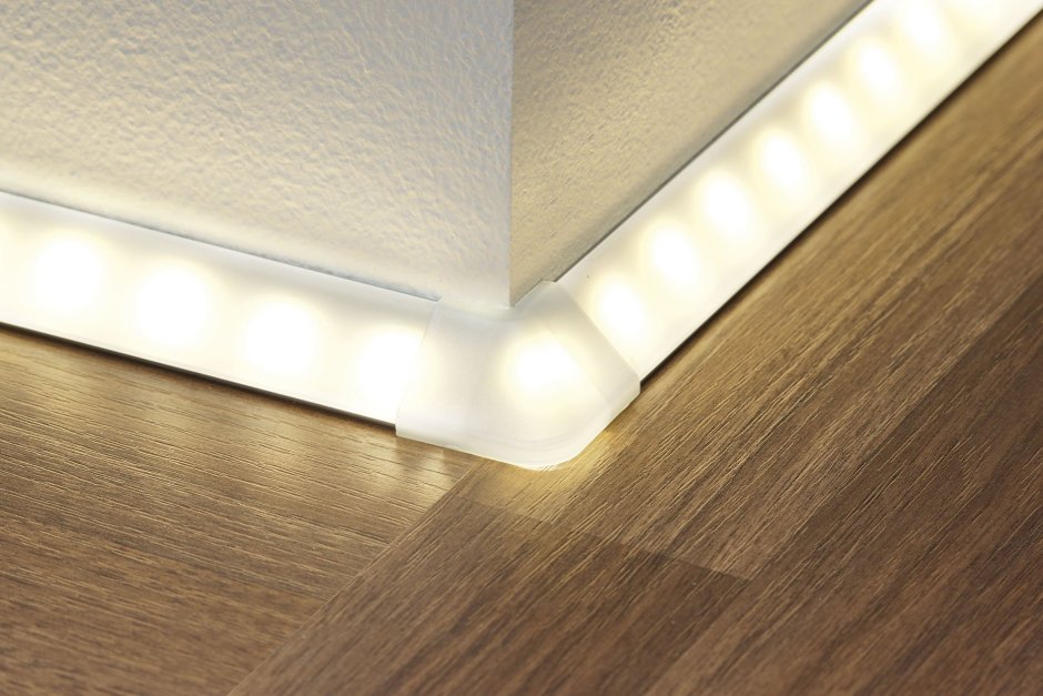 Напольный плинтус с подсветкой PN 080 led Евровуд