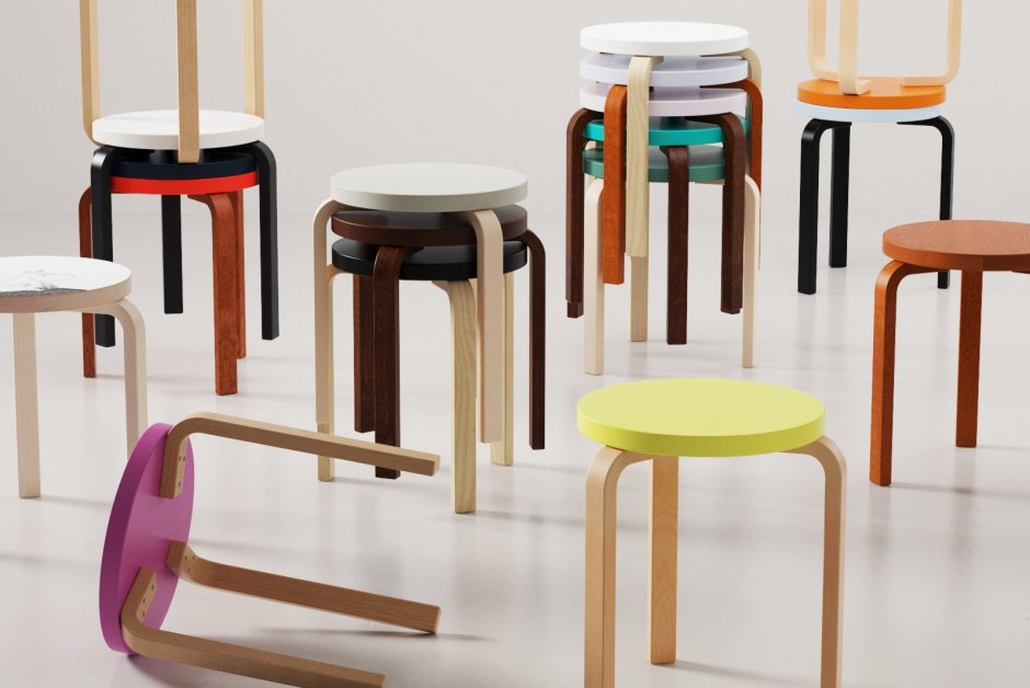 Босые ноги на стуле