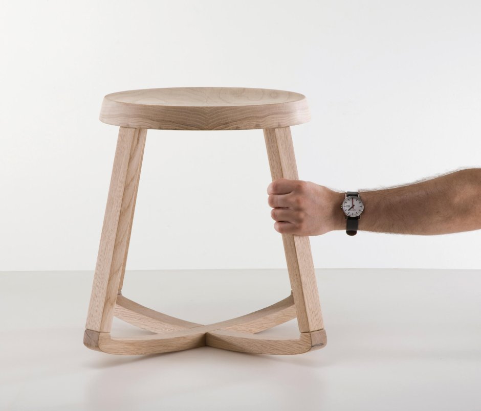 Стул на трех ножках из дерева