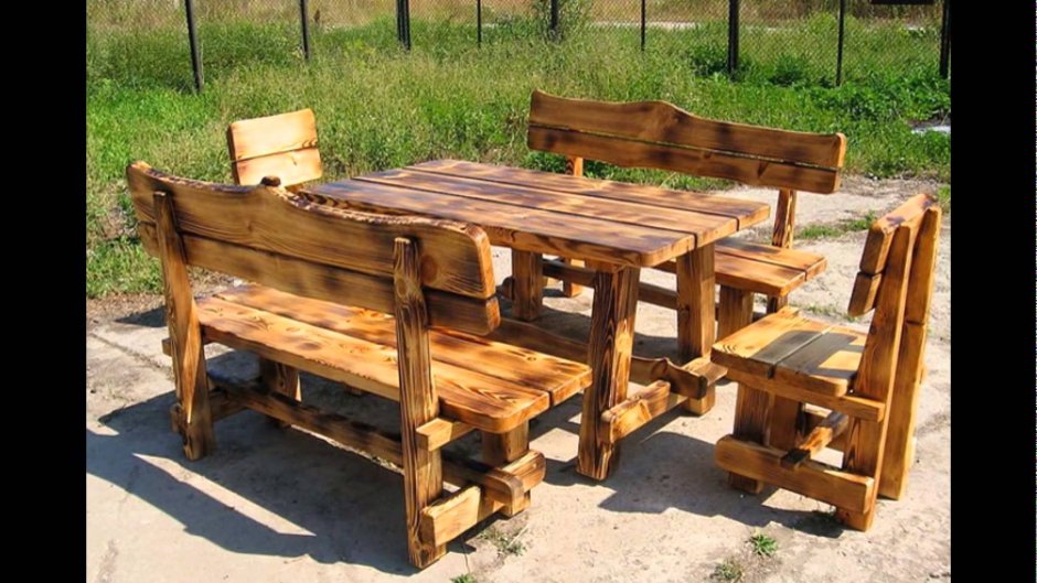 Деревянная скамейка со столиком