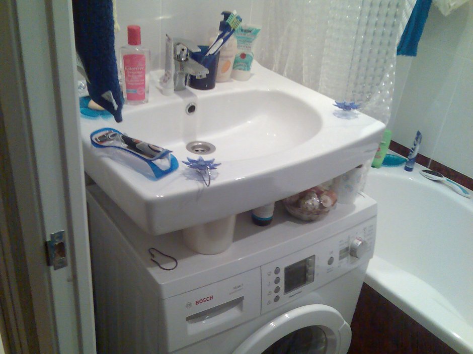 Стиральная машинка в ванной под раковиной в хрущевке