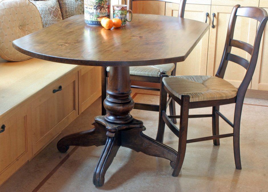 Деревянный стол с задвигающимися стульями