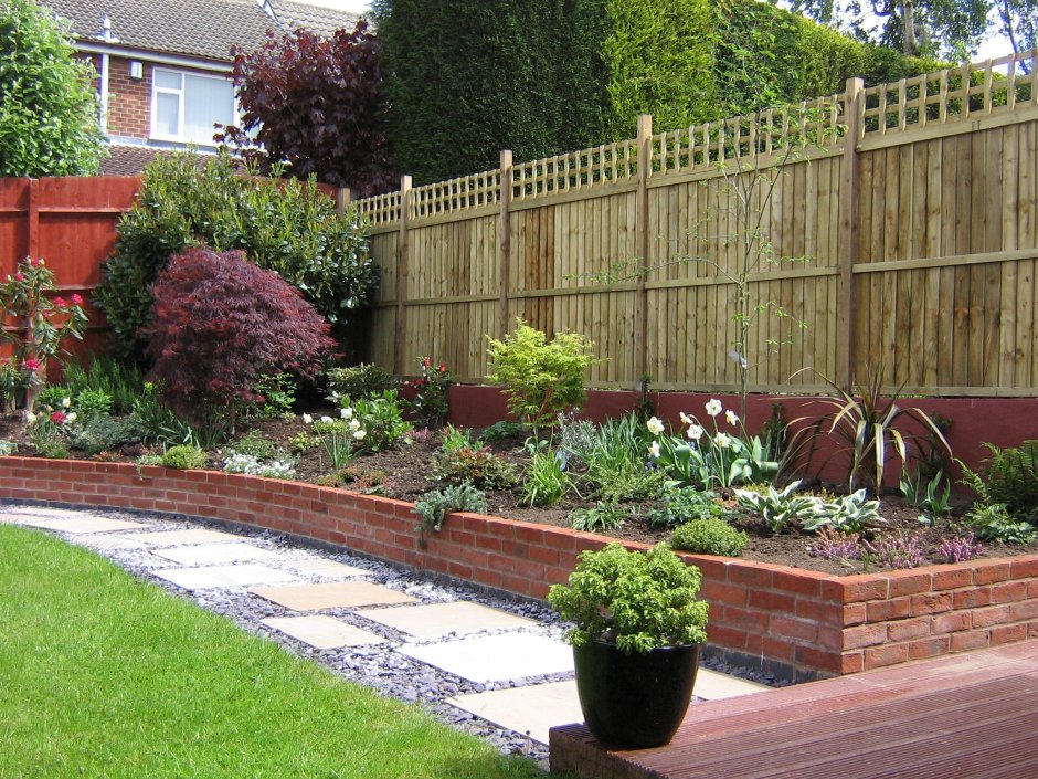 Газон вдоль забора