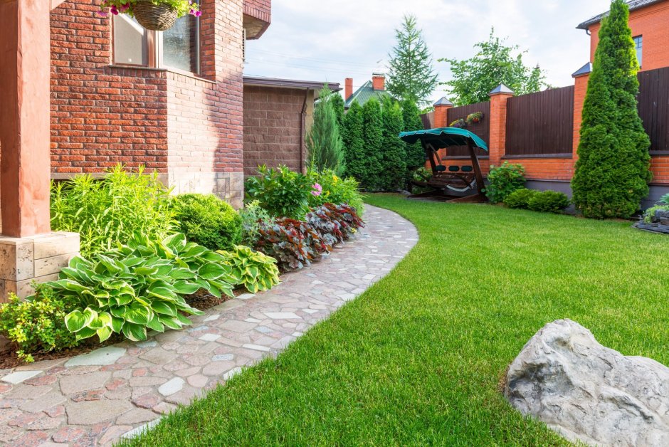 Цветник вдоль забора