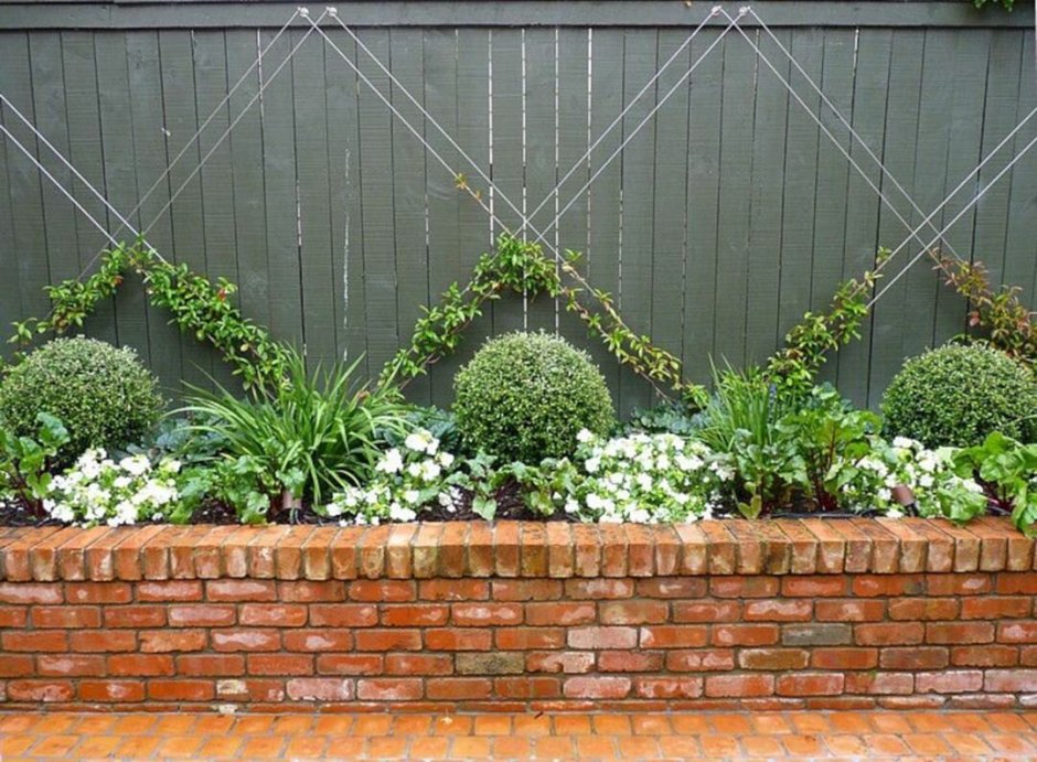 Украшение забора на даче