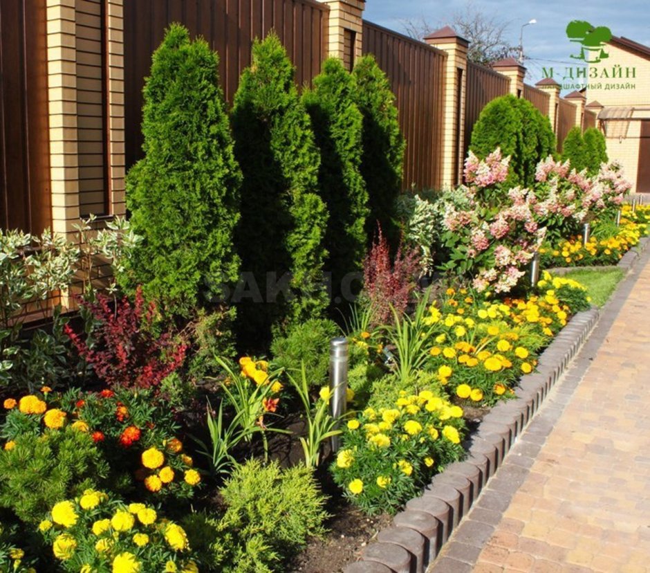 Клумба вдоль забора