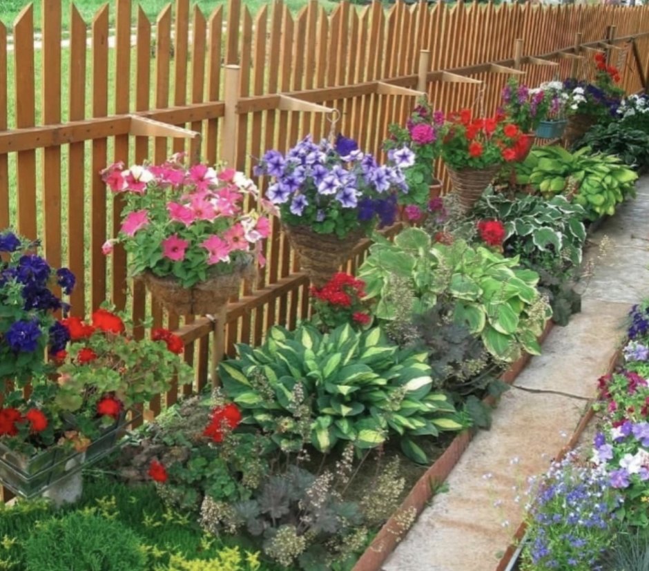 Клумба вдоль забора