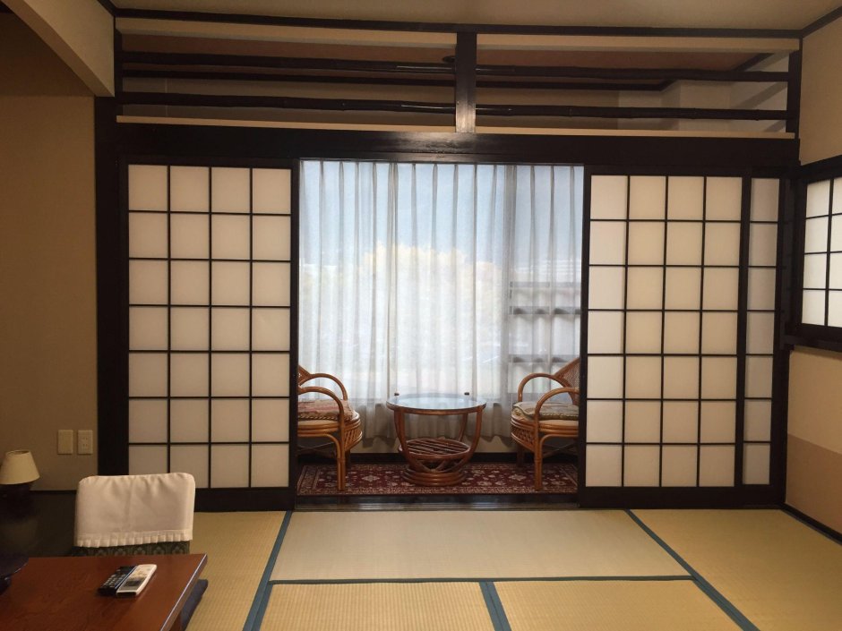 Окно между спальней и гостиной