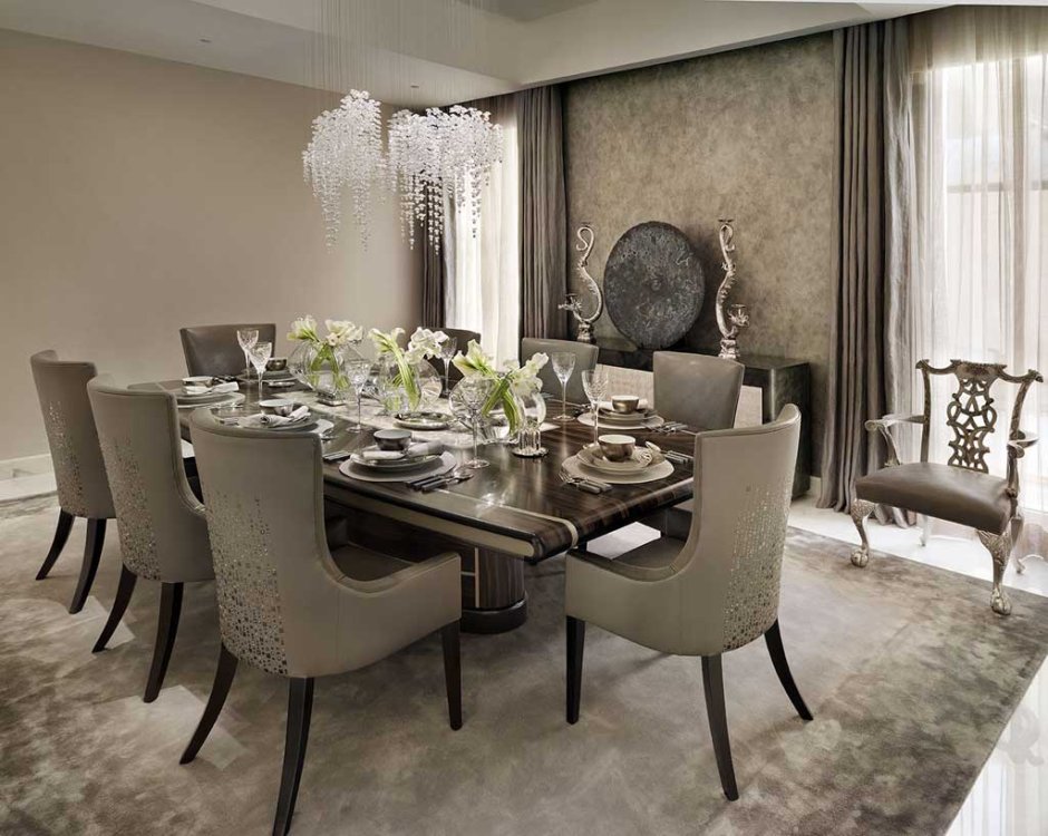 Обеденный стол и стулья в гостиной Неоклассика