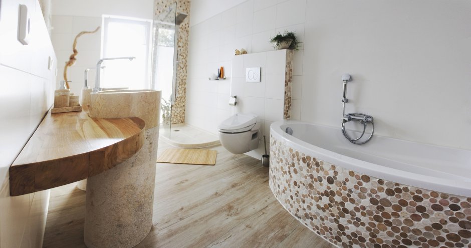 Плитка мрамор и дерево и мозайка в ванной