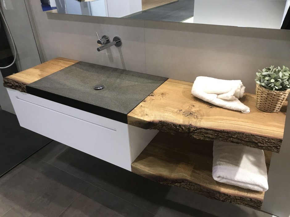 Деревянная столешница в ванной