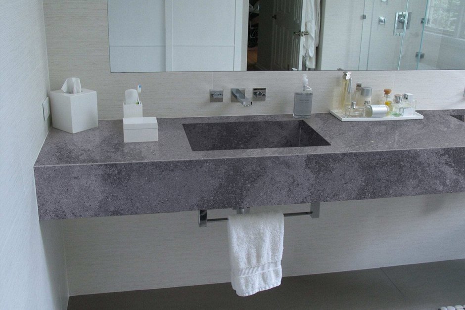 Раковина из микроцемента на кухне