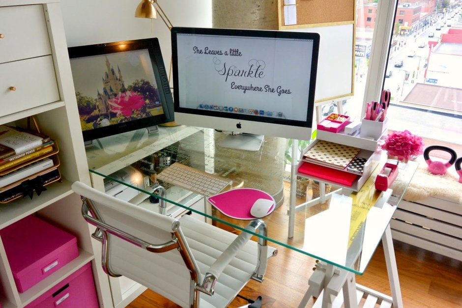 Красивое рабочее место для девушки