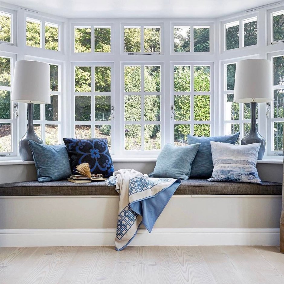 Широкий подоконник в интерьере