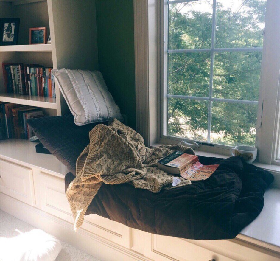 Скамья с выдвижным ящиком