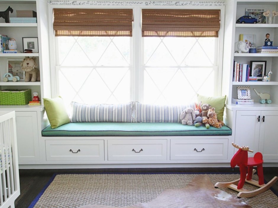 Широкий подоконник в интерьере