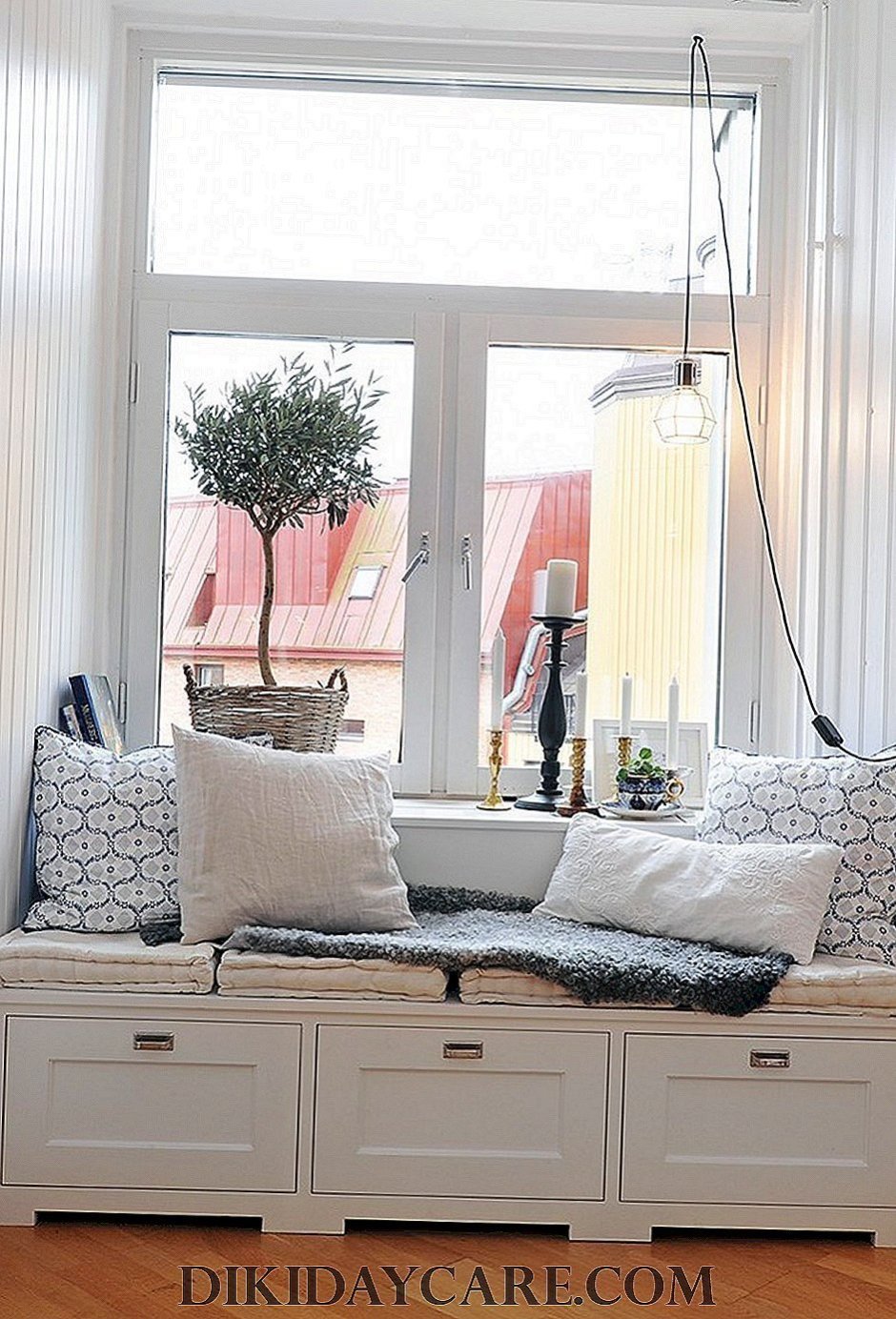 Широкий подоконник с подушками