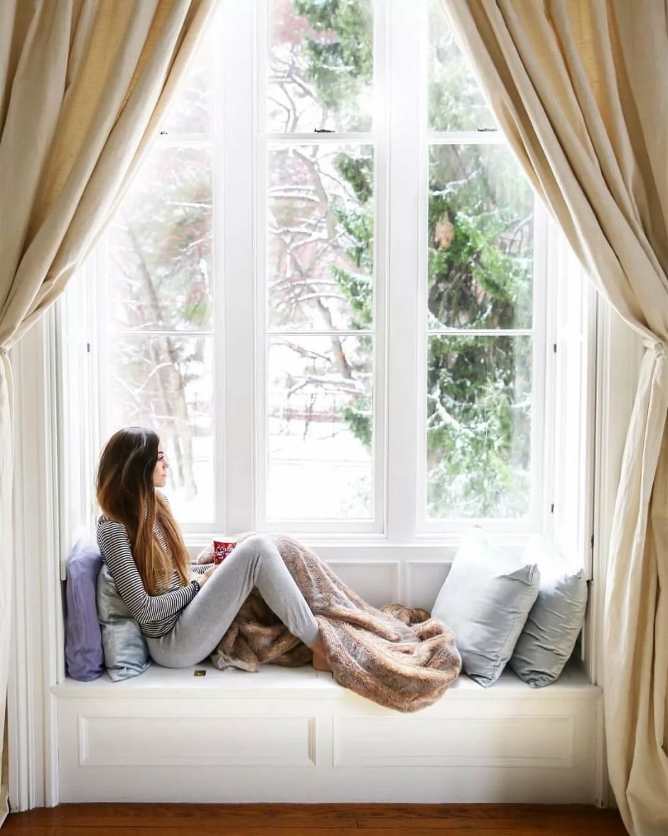 Уютная комната с окном