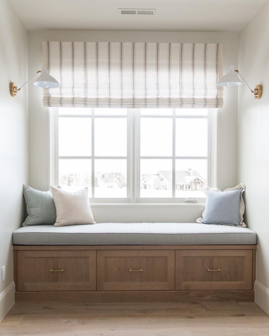 Широкий подоконник в интерьере