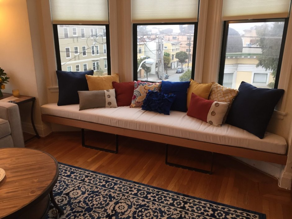 Окно-эркер с диванчиком