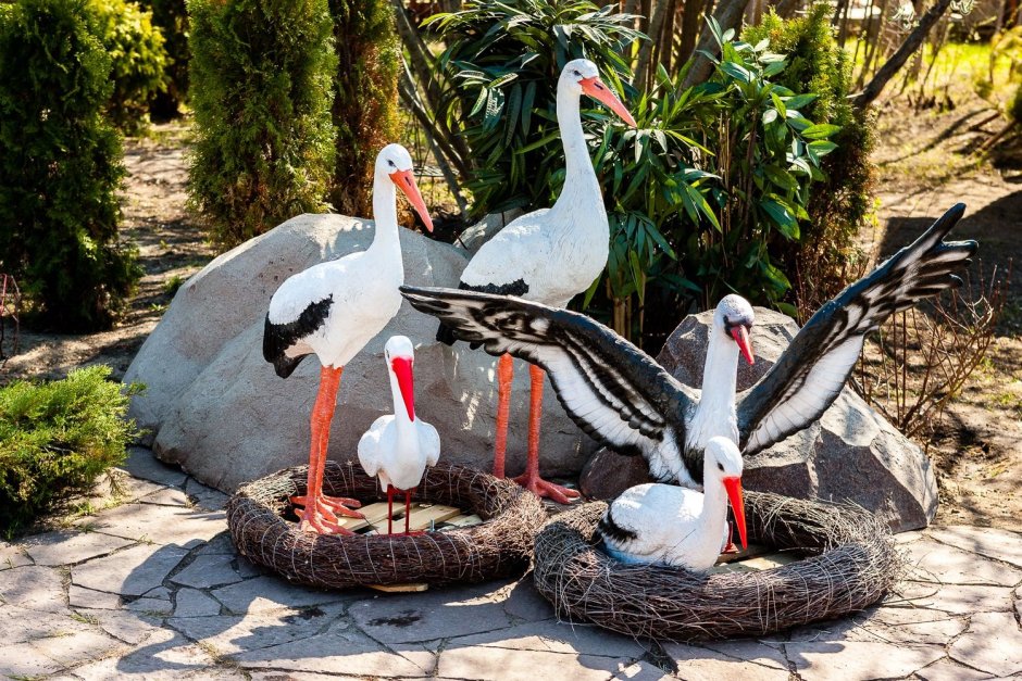 Аист из цемента