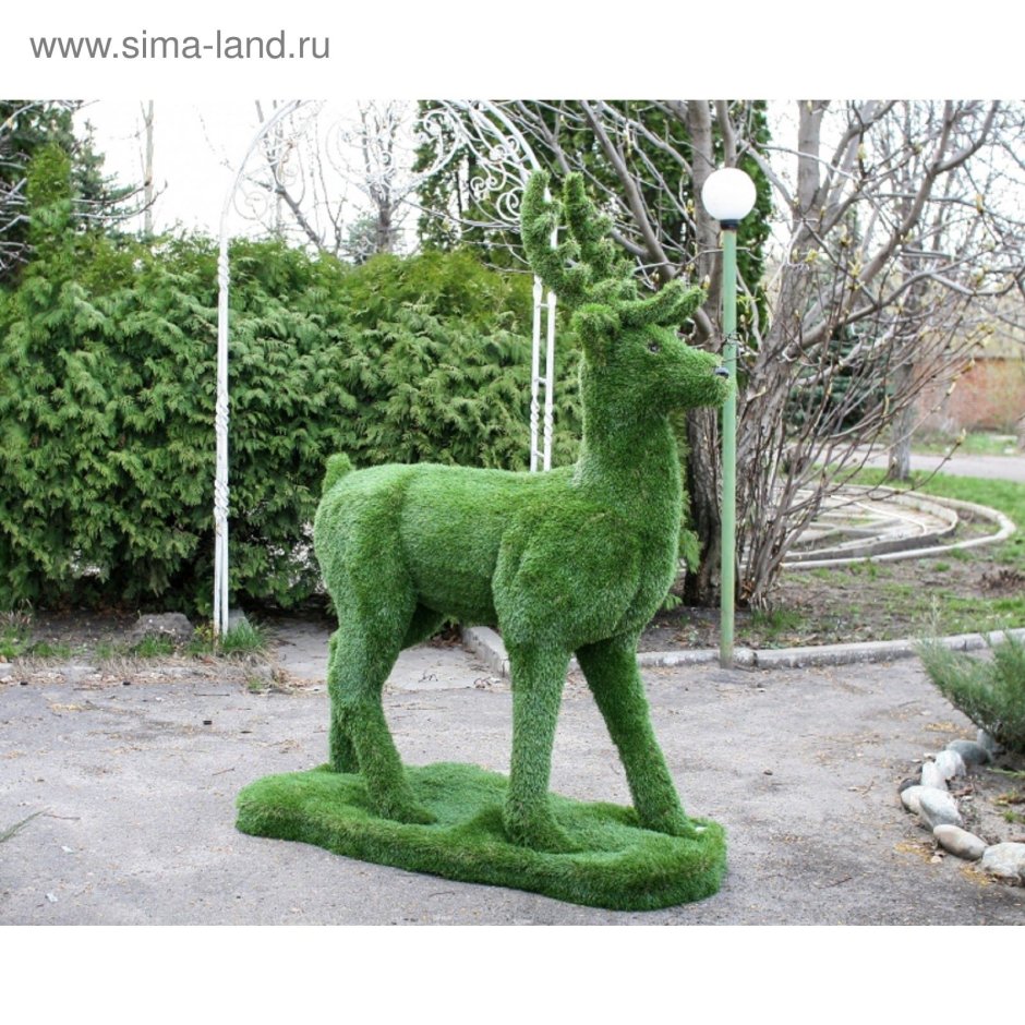 Зелёные фигуры из искусственной травы