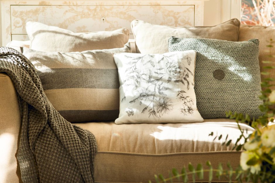 Декоративные подушки на бежевый диван