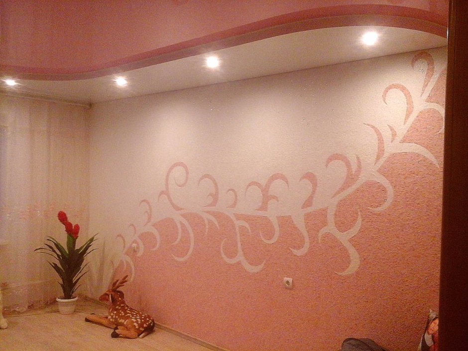 Рисунок на потолке жидкими обоями