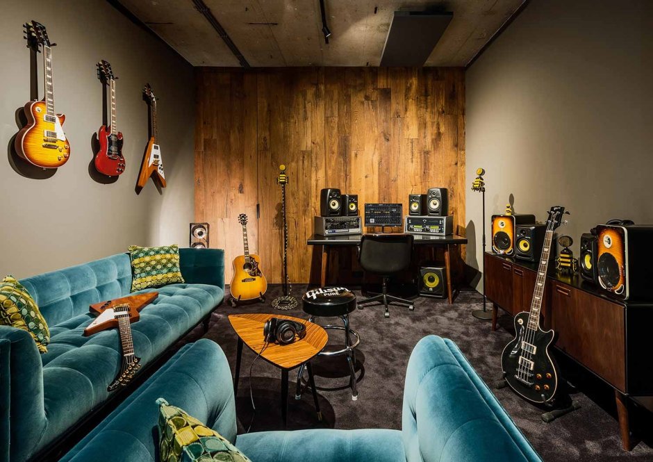 Гитара в комнате