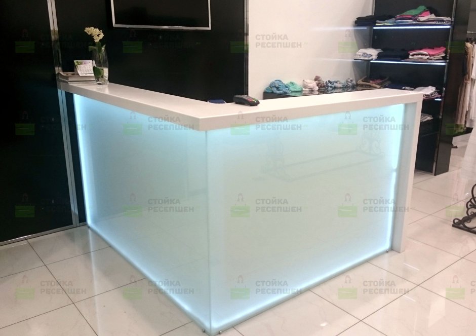 Кухня студия с барной стойкой