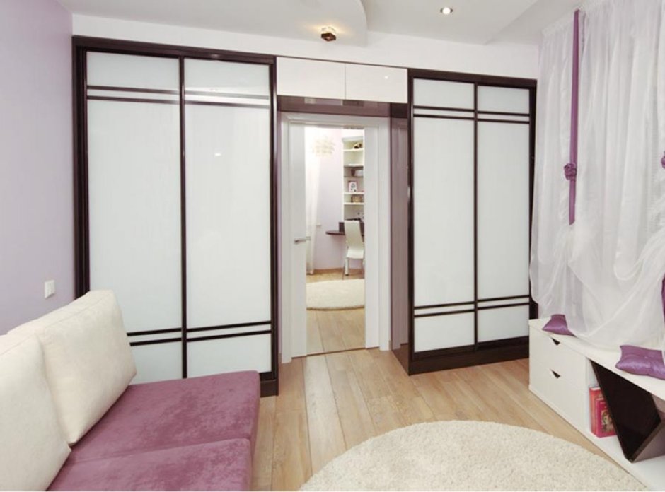 Шкаф вокруг двери