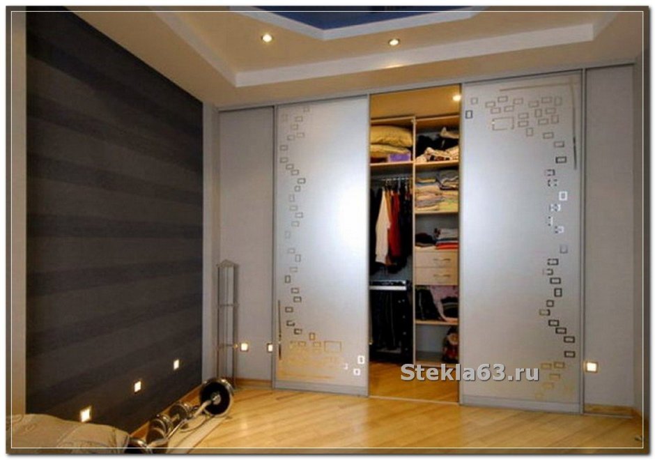 Гардеробная с дверями купе