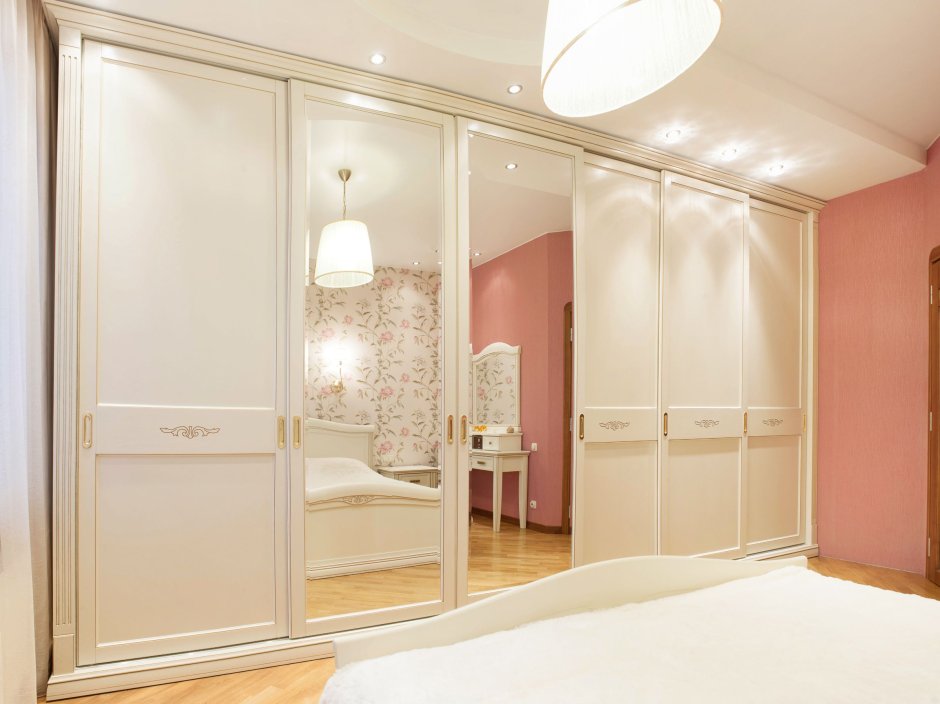 Шкаф бежевый для спальни