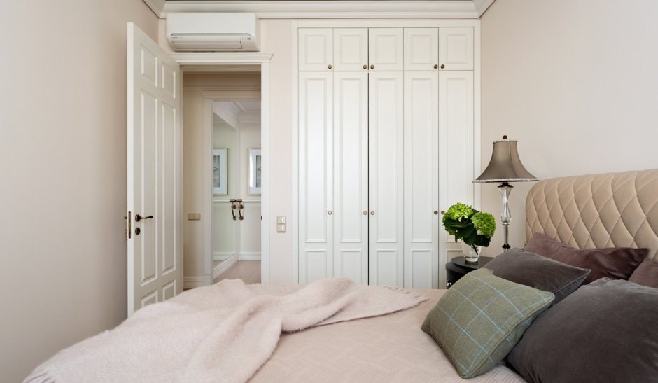 Интерьер маленькой спальни со шкафом